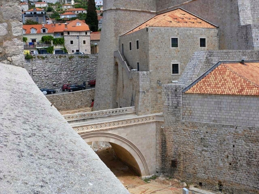 Chorvatsko - Dubrovník - uličky spojené kamenným mostem