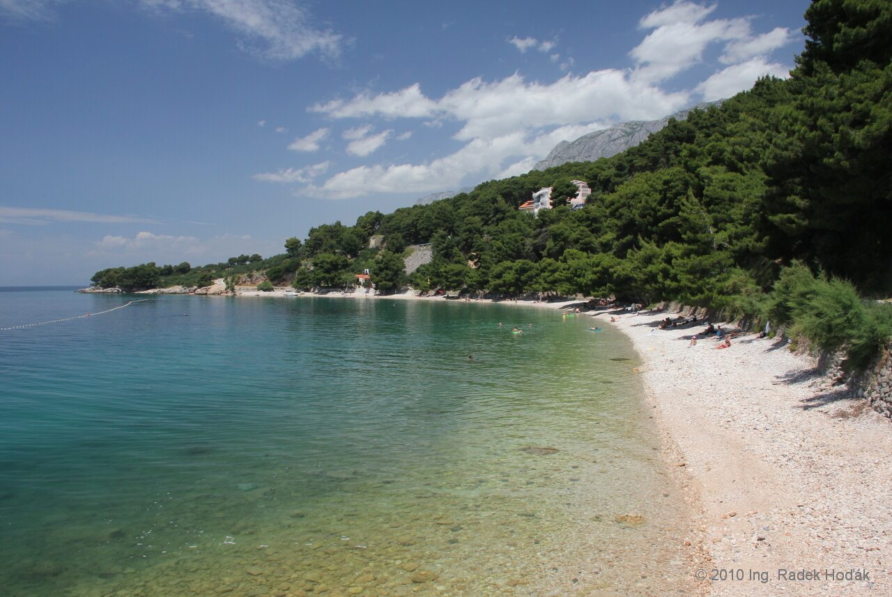 Podgora - Chorvatsko - pláž lemovaná zelení
