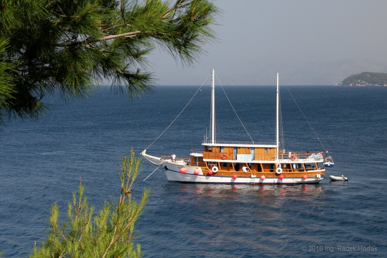 Tučepi - Loď u pobřeží